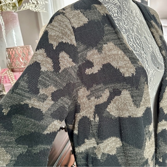 Apt. 9 Longline Cardigan Sweater Jacket Medium Gray Black Camo Print Normcore - Picture 6 of 16